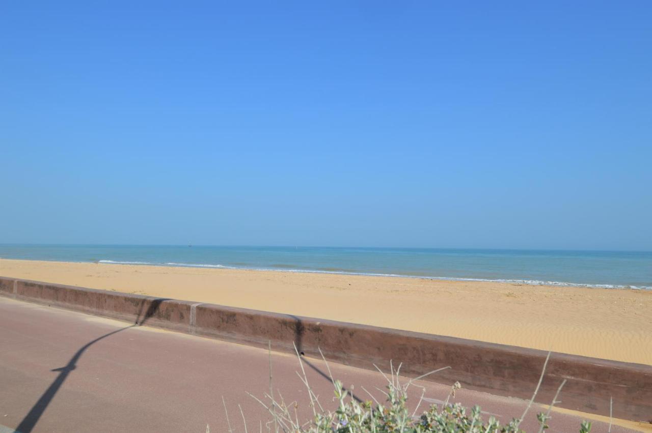 Appartement moderne avec terrasse à 500m de la mer Courseulles-sur-Mer Eksteriør bilde